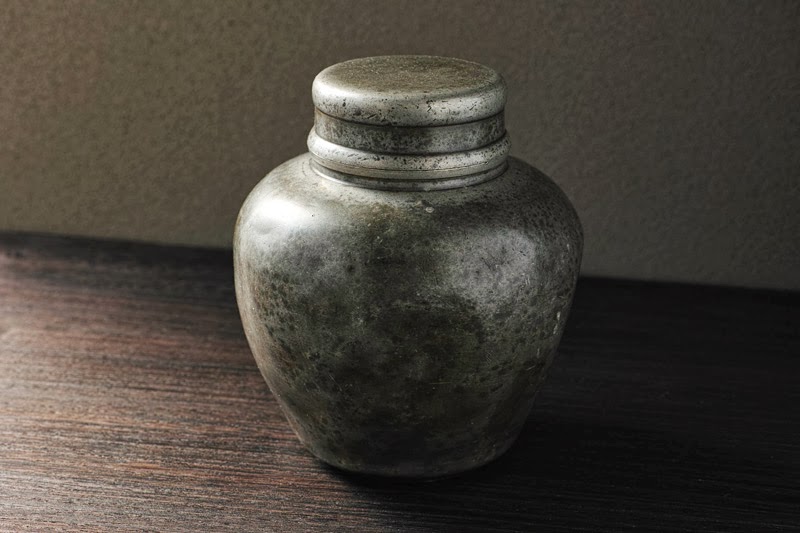 古色の錫製茶壷